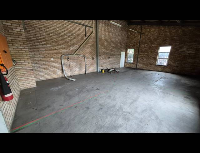 2,450M² WAREHOUSE TO LET IN APEX